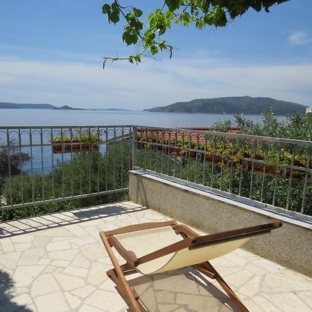 Apartments Lovric - 30 Meters To The Beach โตรกีร์ ภายนอก รูปภาพ