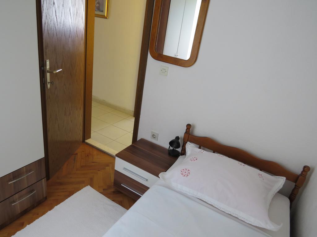 Apartments Lovric - 30 Meters To The Beach โตรกีร์ ภายนอก รูปภาพ