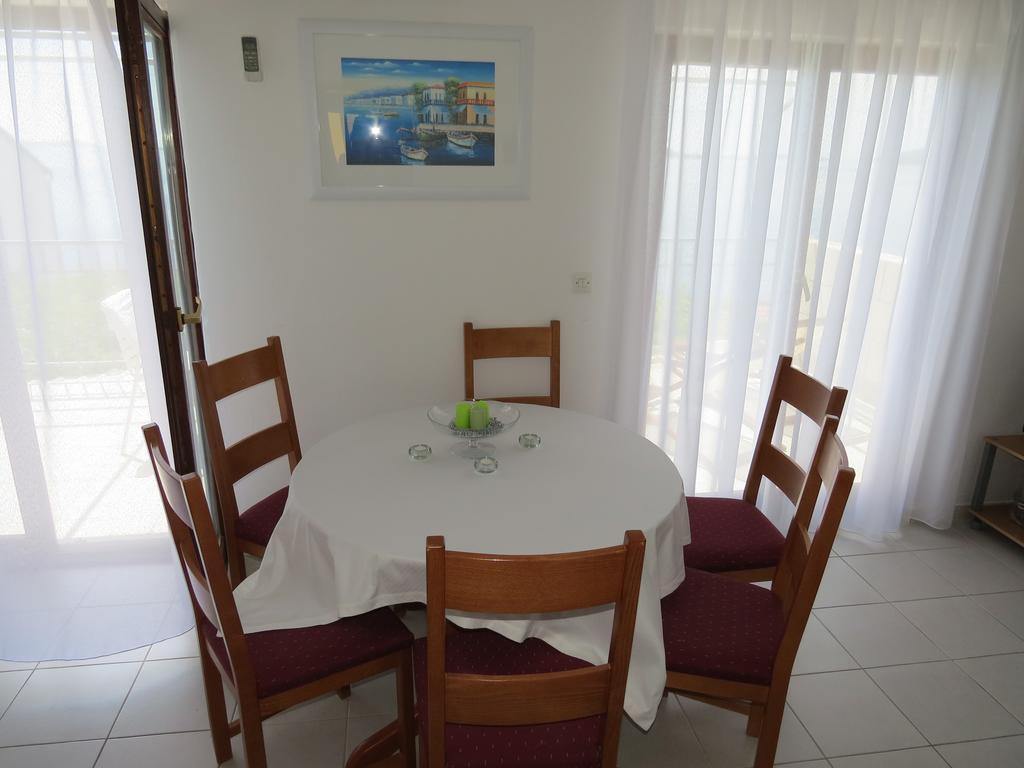 Apartments Lovric - 30 Meters To The Beach โตรกีร์ ภายนอก รูปภาพ