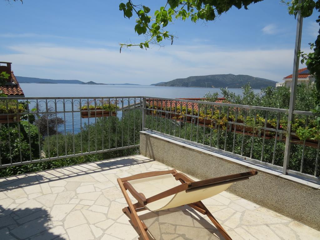 Apartments Lovric - 30 Meters To The Beach โตรกีร์ ภายนอก รูปภาพ