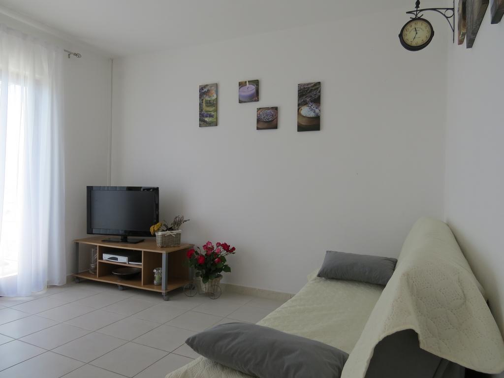 Apartments Lovric - 30 Meters To The Beach โตรกีร์ ภายนอก รูปภาพ