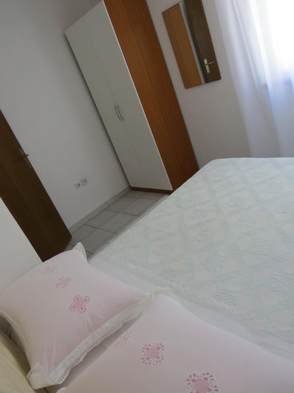 Apartments Lovric - 30 Meters To The Beach โตรกีร์ ภายนอก รูปภาพ