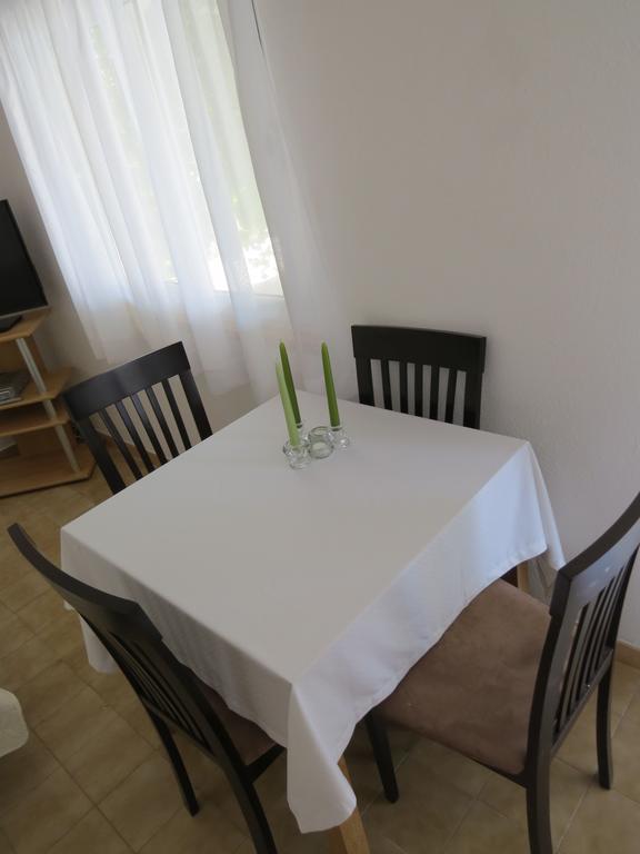 Apartments Lovric - 30 Meters To The Beach โตรกีร์ ภายนอก รูปภาพ