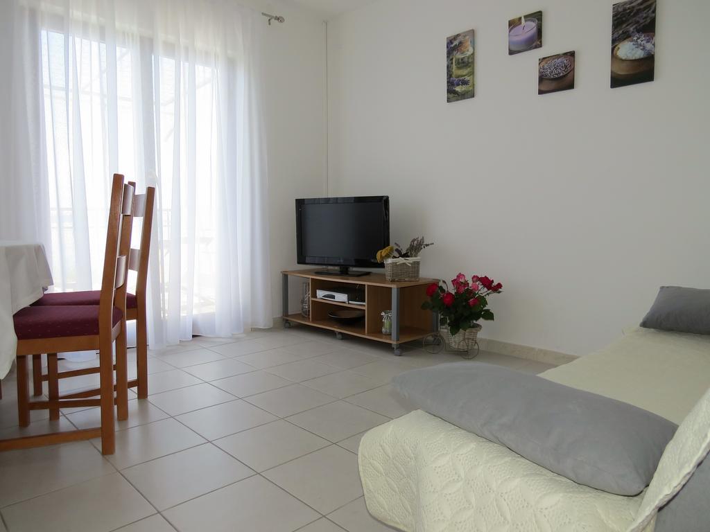 Apartments Lovric - 30 Meters To The Beach โตรกีร์ ภายนอก รูปภาพ