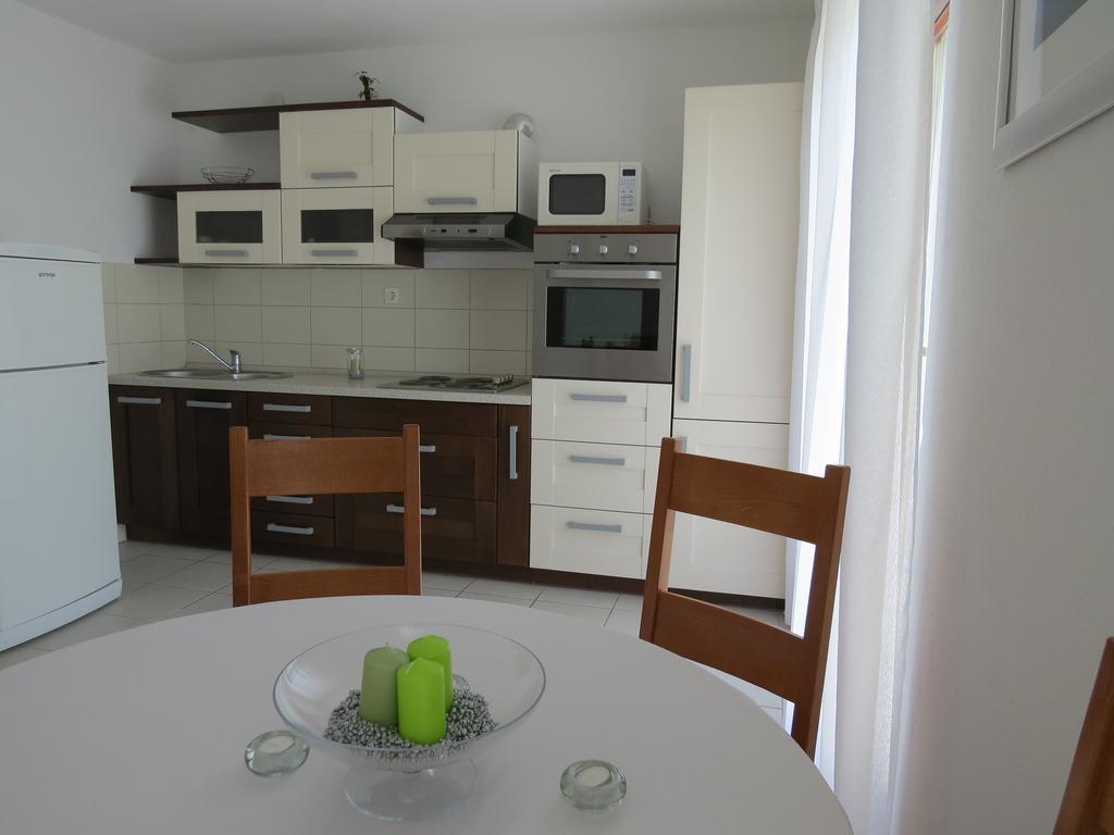 Apartments Lovric - 30 Meters To The Beach โตรกีร์ ภายนอก รูปภาพ
