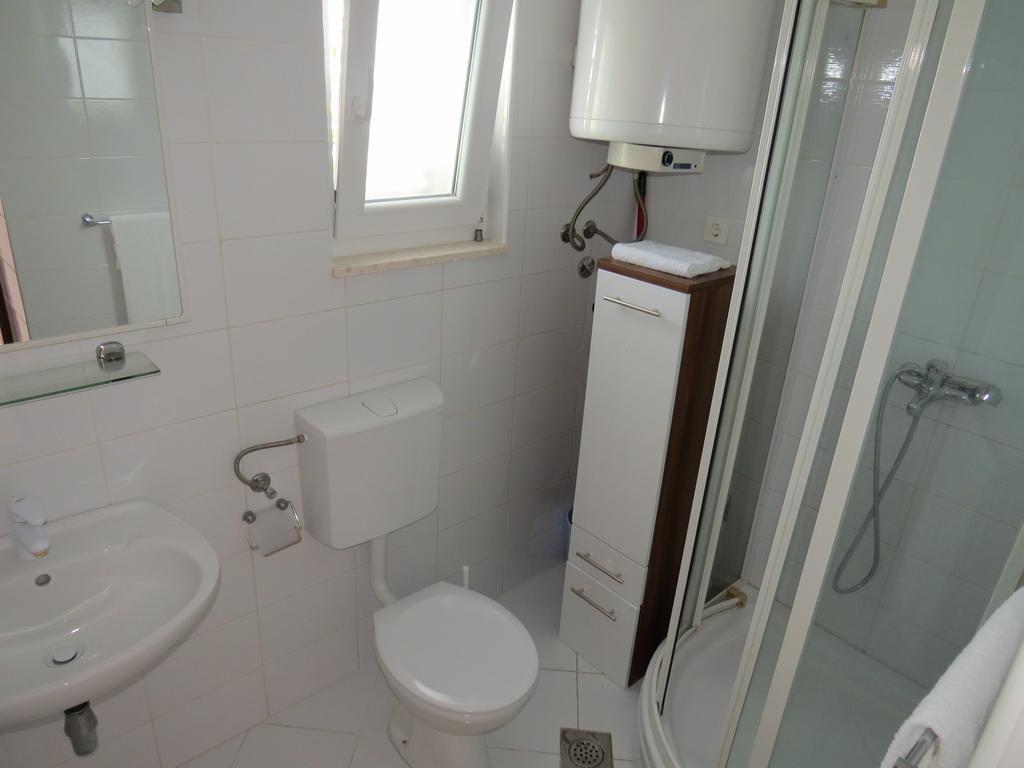 Apartments Lovric - 30 Meters To The Beach โตรกีร์ ภายนอก รูปภาพ