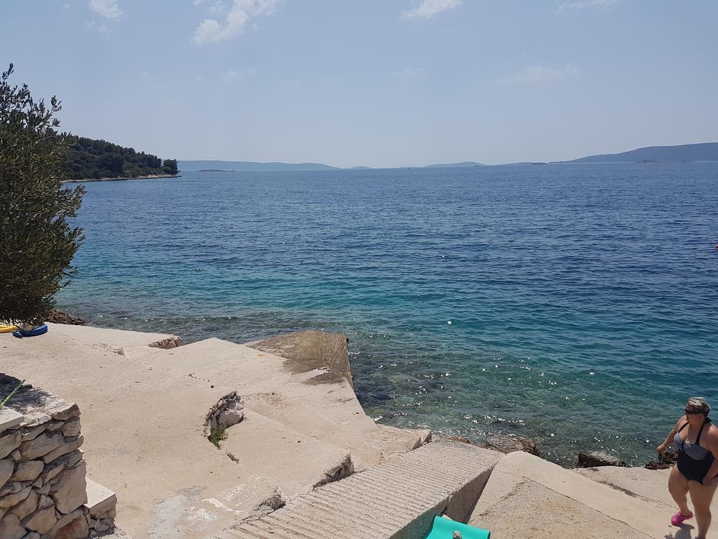 Apartments Lovric - 30 Meters To The Beach โตรกีร์ ภายนอก รูปภาพ