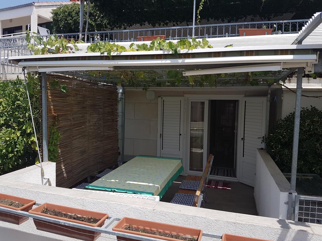 Apartments Lovric - 30 Meters To The Beach โตรกีร์ ภายนอก รูปภาพ