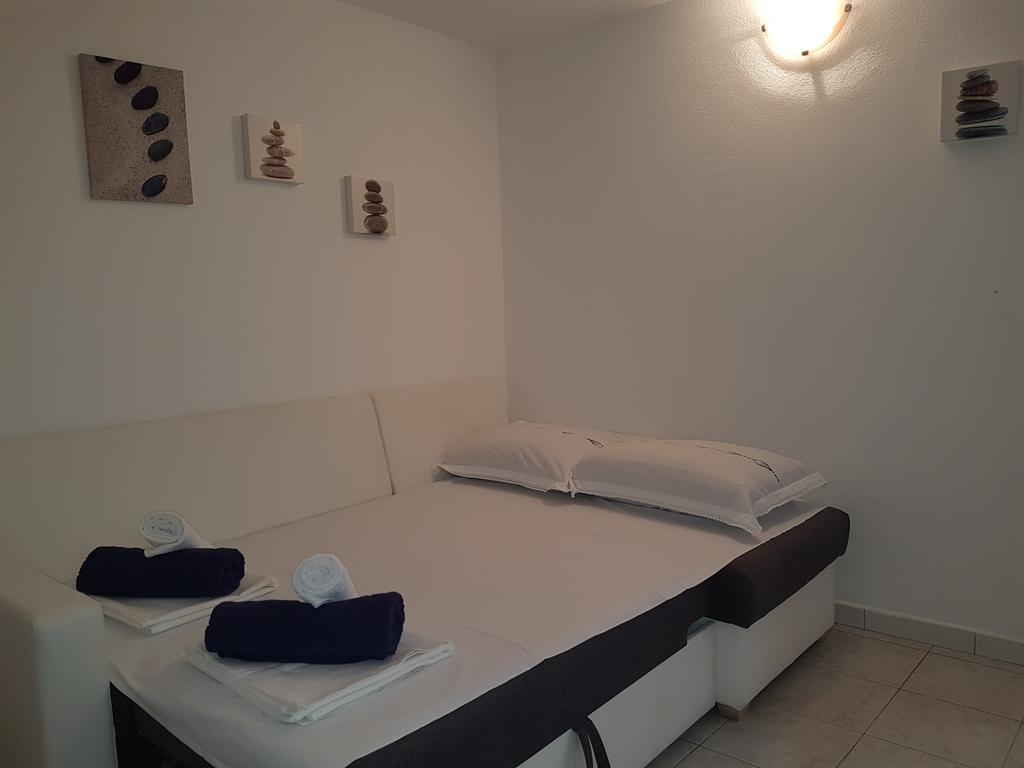 Apartments Lovric - 30 Meters To The Beach โตรกีร์ ภายนอก รูปภาพ