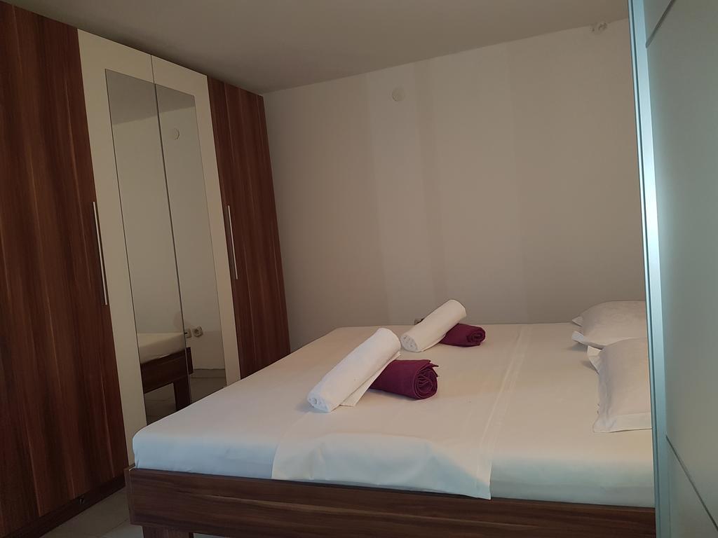 Apartments Lovric - 30 Meters To The Beach โตรกีร์ ภายนอก รูปภาพ