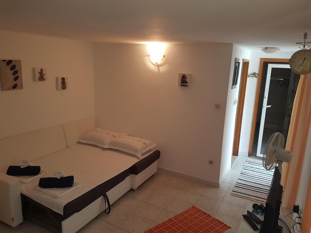 Apartments Lovric - 30 Meters To The Beach โตรกีร์ ภายนอก รูปภาพ