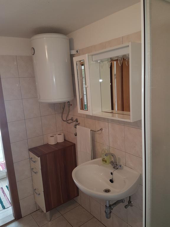 Apartments Lovric - 30 Meters To The Beach โตรกีร์ ภายนอก รูปภาพ