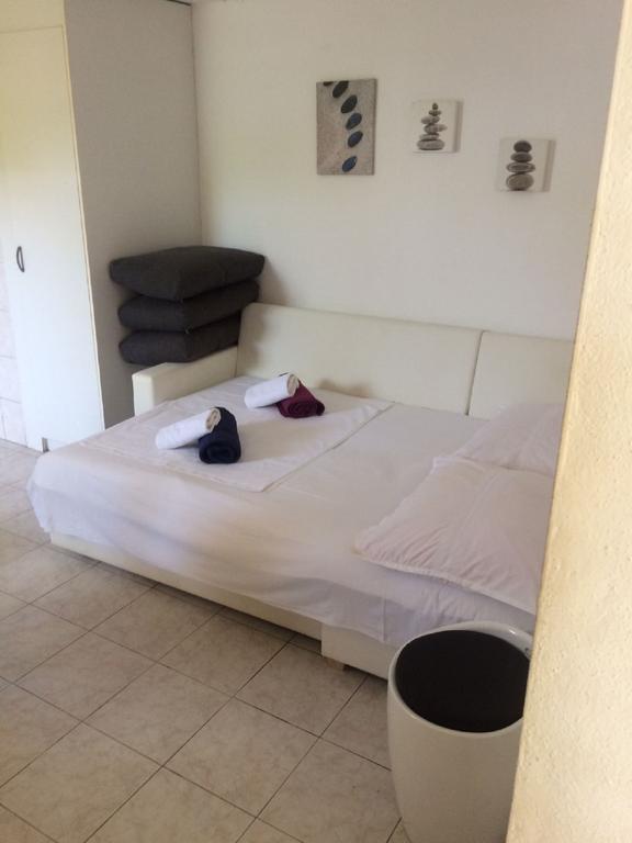 Apartments Lovric - 30 Meters To The Beach โตรกีร์ ภายนอก รูปภาพ