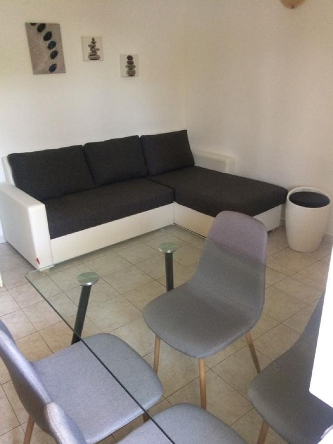 Apartments Lovric - 30 Meters To The Beach โตรกีร์ ภายนอก รูปภาพ