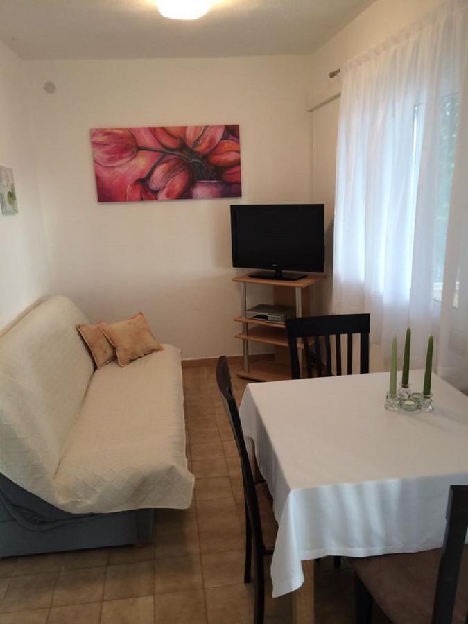 Apartments Lovric - 30 Meters To The Beach โตรกีร์ ภายนอก รูปภาพ